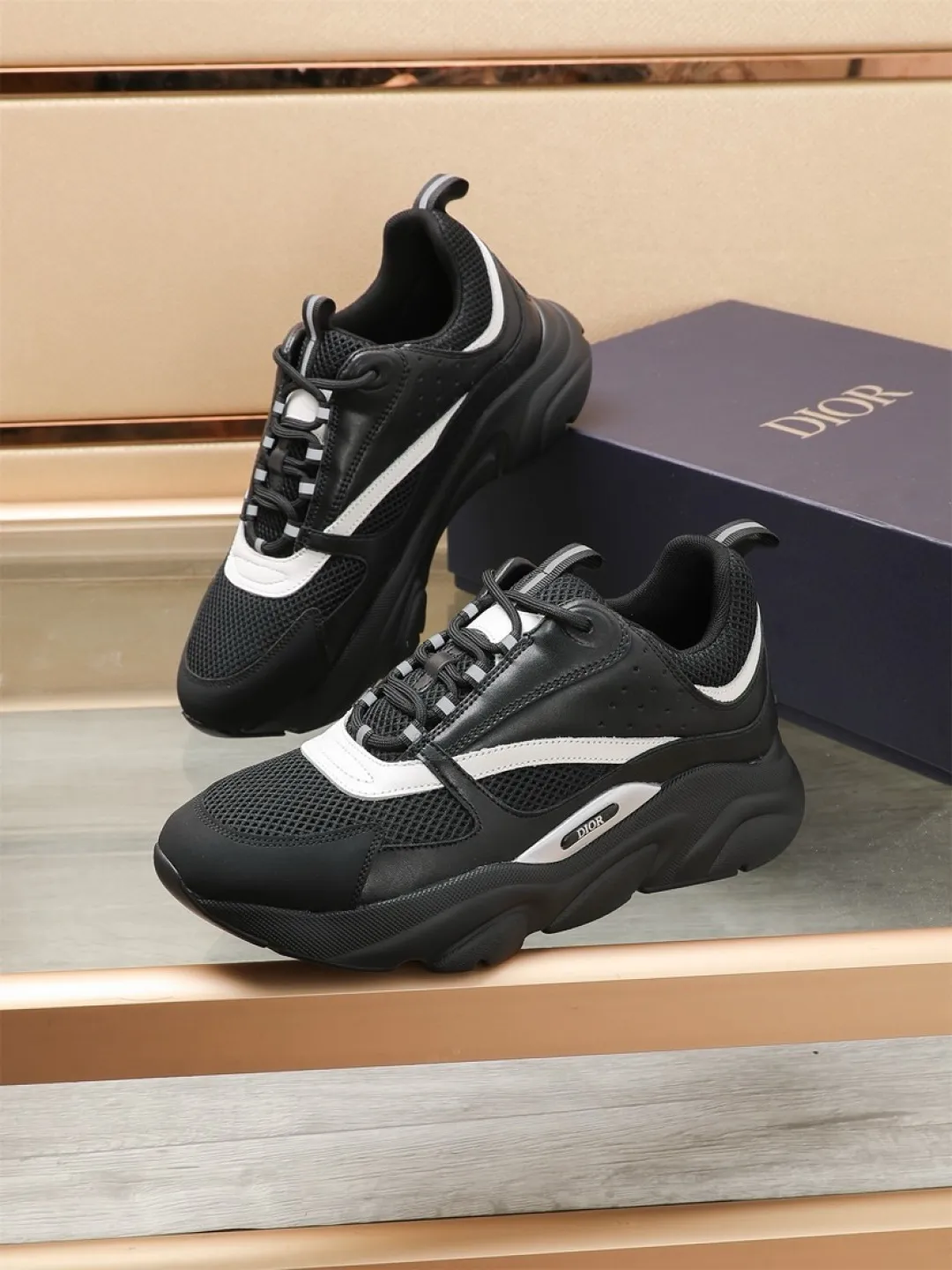 Men's shoes 💰P460💰【Dior】Dior✨ is online at the same time👏 This casual sneaker is a new product in the series and continues Di*r's classic style. The upper is made of original mesh and cow leather, with a two-color textured outsole, and the brand's iconic details on the rear collar and heel to enhance the style. Fashionable and versatile. Wear it with jeans or slacks for a casual look. Size: 38-44 (45 customized)